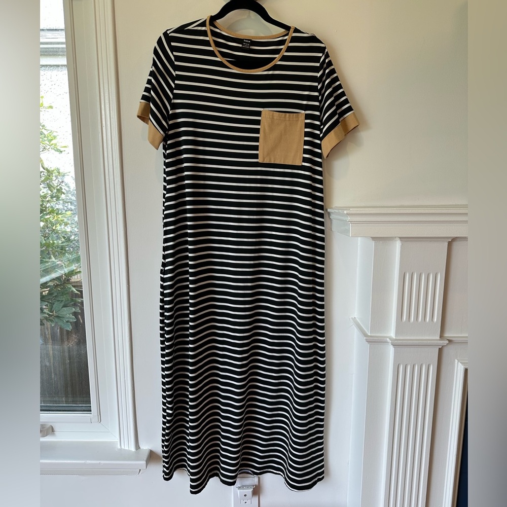 Maternity/Nursing Black and White Striped Dress with Zippers on the side size L